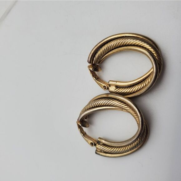 Eternity twist stunning gold toned clip on vintage earrings - Picture 1 of 3